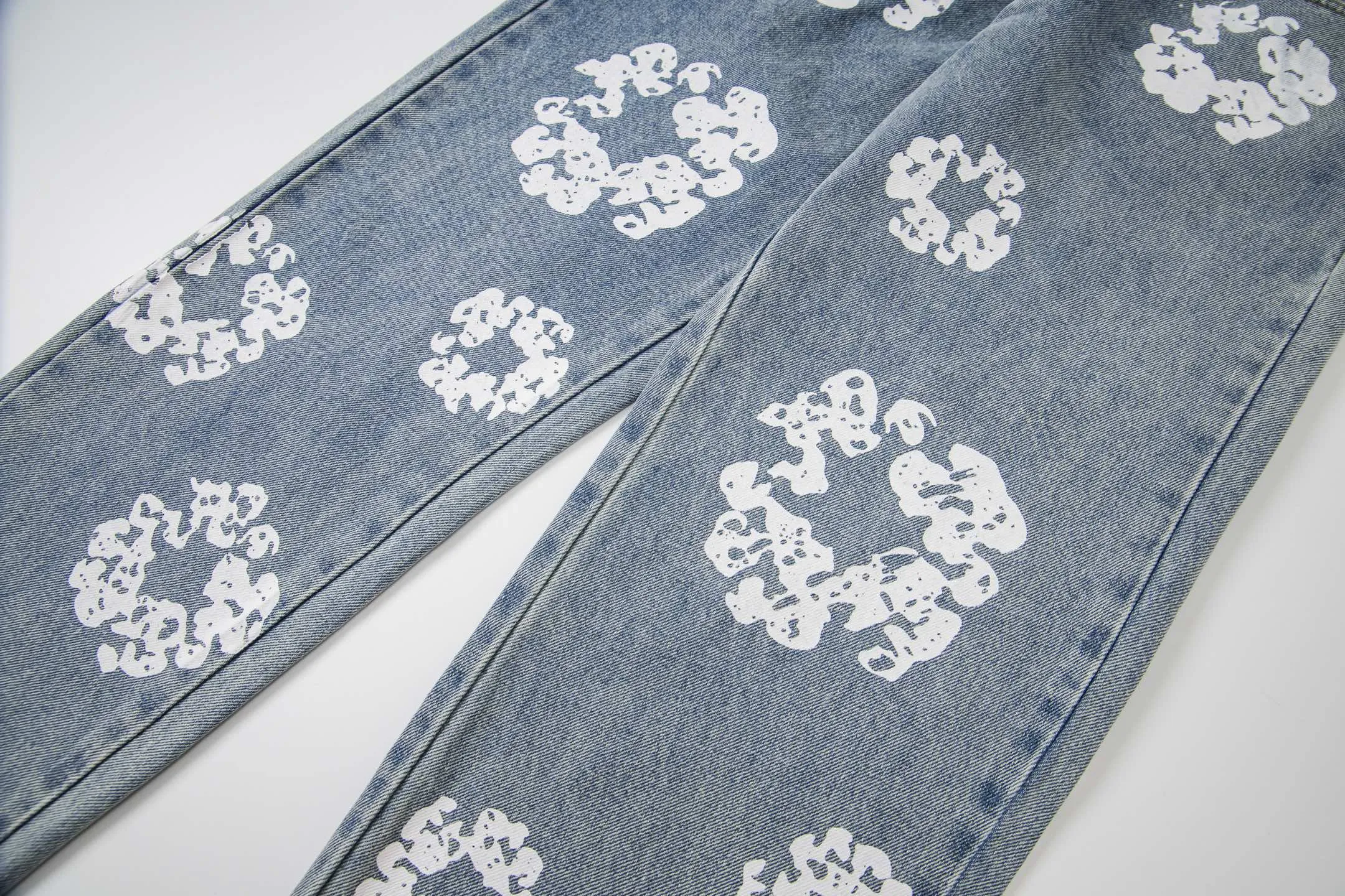 #8197 P220💰 DENIM TEARS Kapok American niche brand printed washed straight jeans. Produced by a major washed factory. Full of high-end feel. Knee part destroyed design with patchwork design. Already used as facade design. Leather waist nameplate. The focus of this style is not on washing, but on the destroyed shape and version. The secret lies in the craftsmanship of the master. The cost of post-production grinding, machining, knife cutting, etc. is far beyond comparison with assembly line products. Color: black, blue, gray. Size: 28-36 (corresponding to S-XXL)